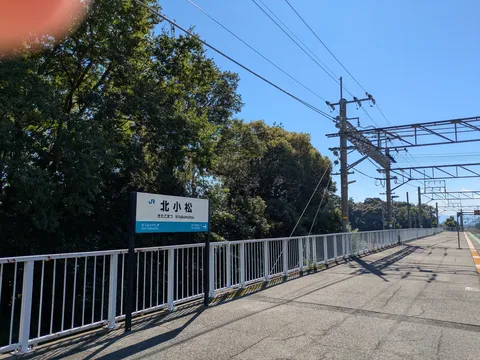 線路と木陰の静かな駅
