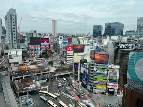 都市の鼓動、空と光の交響曲
