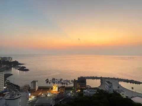 オレンジに染まる海辺