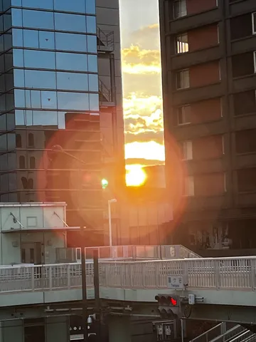 ビルに映る空と太陽