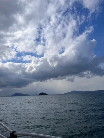 荒れる海と孤島、そして空のドラマ