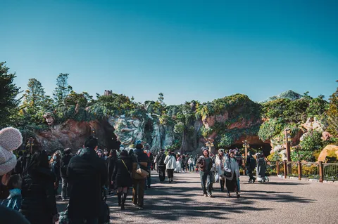 青空にひらく岩の庭