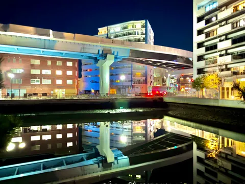 都会の夜景、水面に映る光