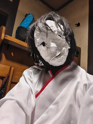 白き仮面の謎と影