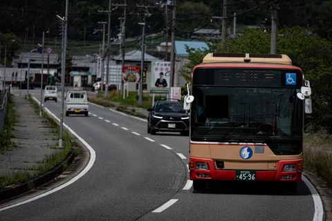 街角を曲がるバスの日常