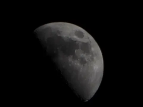 夜空に浮かぶ半月