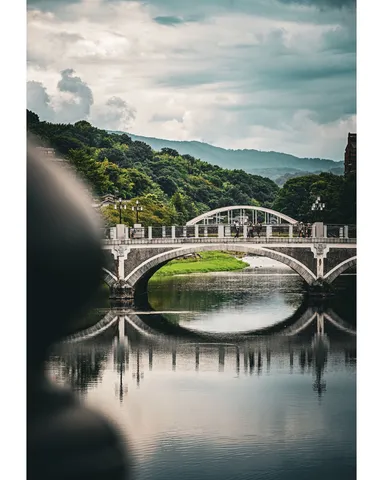 水面に映るアーチ橋