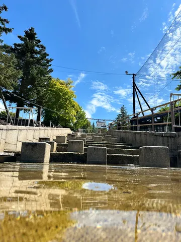 水面に映る階段の迷宮