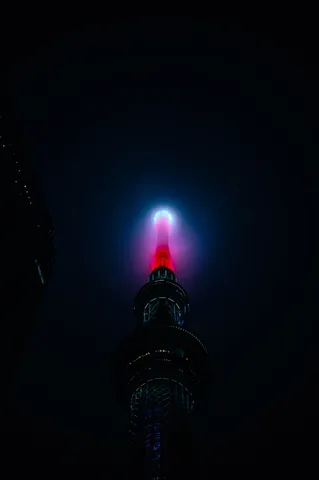 闇夜に灯る、宇宙への光線