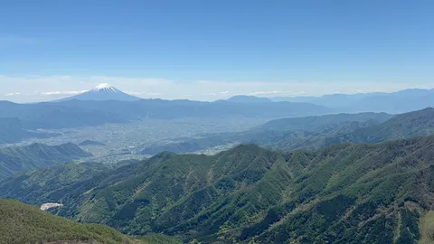 青空に浮かぶ雪峰の尾根