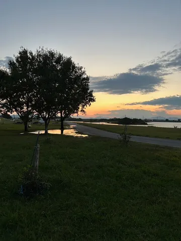 水たまりに映る夕焼け