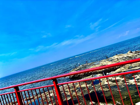 海辺の赤い手すりと青い空