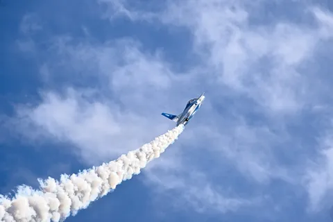 大空へ舞い上がる白い航跡