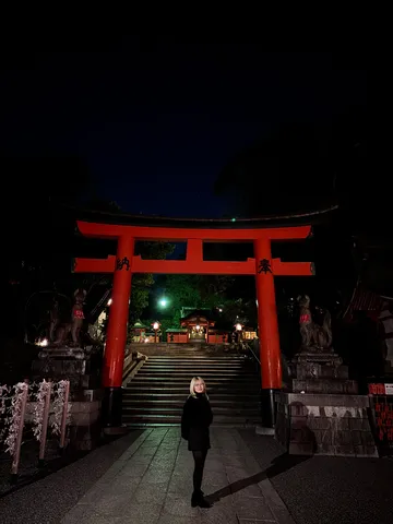 夜の鳥居と光の道