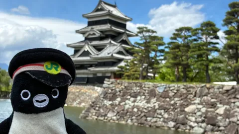 古城を見守るペンギン駅長