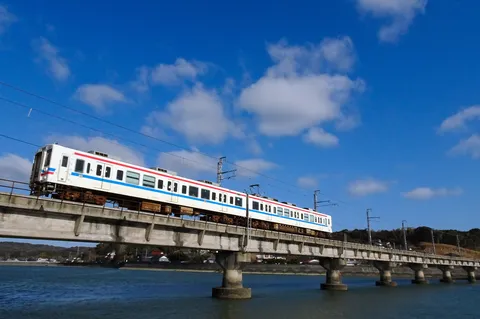 水上を駆ける白い列車