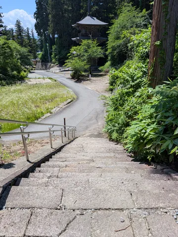 どこまでも続く石段の先