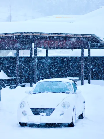 雪の中の白い車と静寂