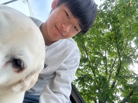 犬との密着セルフィー、顔が写ってるのはどっち？
