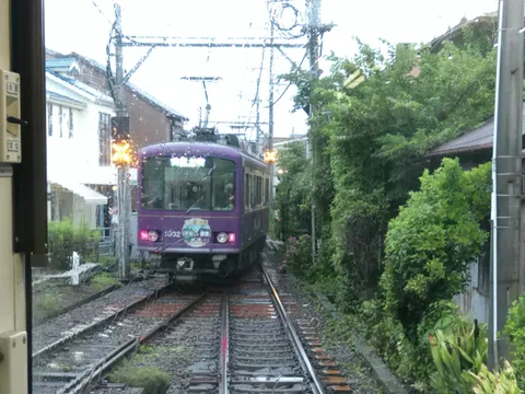 雨粒越しの紫電、ローカル線の日常