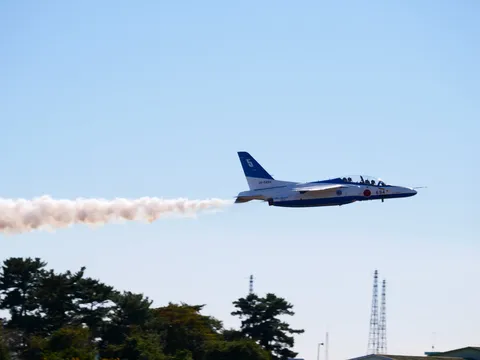 青空に引かれた飛行機の航跡