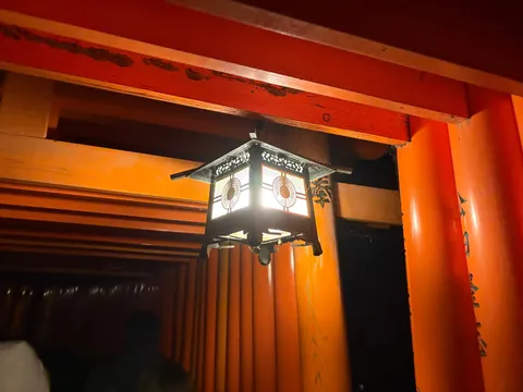 朱色の鳥居に灯る提灯