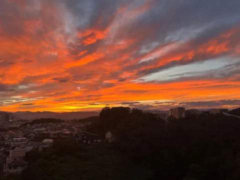 燃える夕焼けと街の影