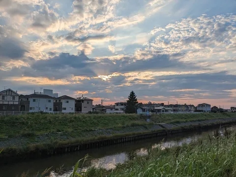 川沿いの街に射す夕焼けの光