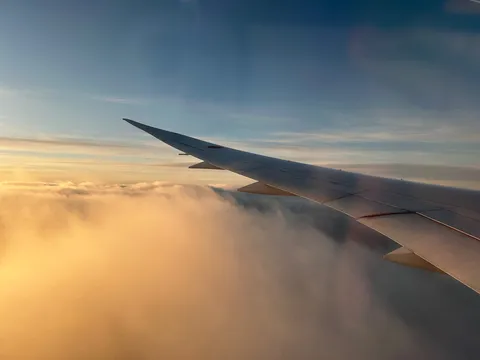 雲海に浮かぶ翼