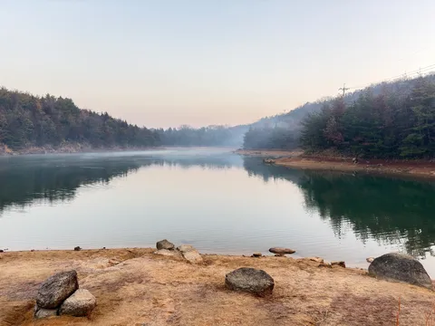 朝靄に沈む静寂の湖