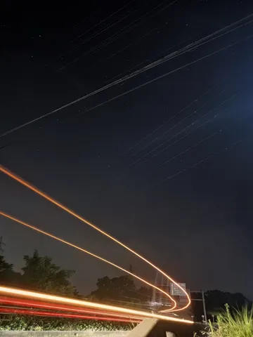 夜空を彩る光の軌跡