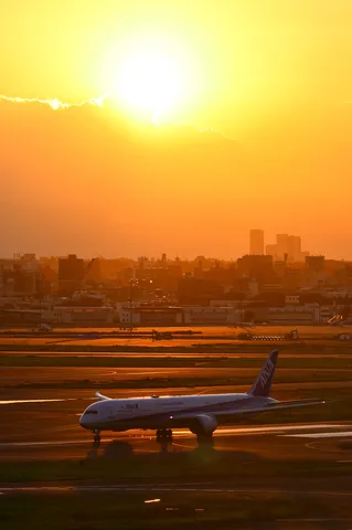 夕焼け滑走路、ANA機、離陸前夜