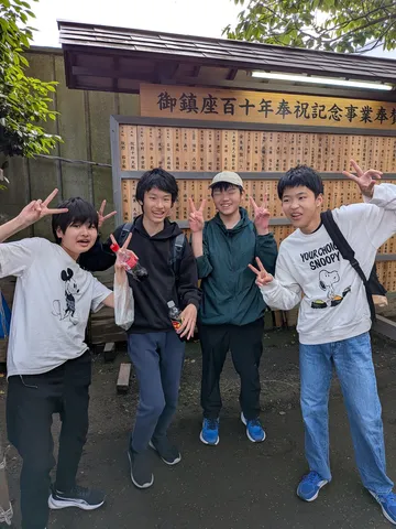 仲良し4人組、ピースサインで記念撮影