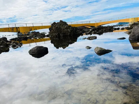 鏡の海に浮かぶ黄の橋