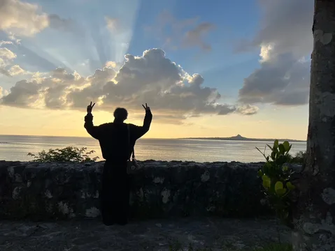 夕焼け空へピース！太陽もニヤリ。