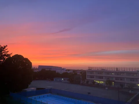 静寂に染まる空と学び舎