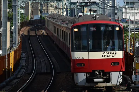 カーブを抜ける赤い列車