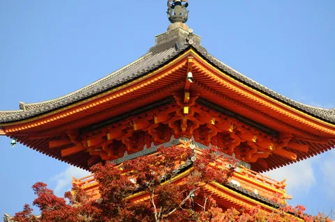 朱色の塔に映る空と紅葉