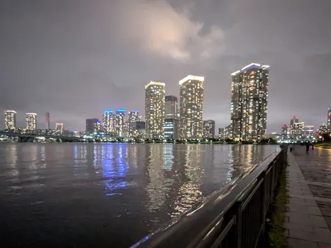 雨上がりの夜景、水面に映る灯り