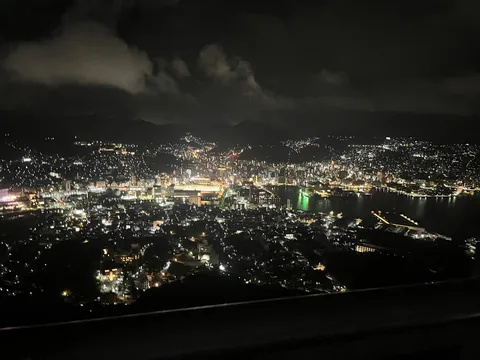 夜景の光の海へ