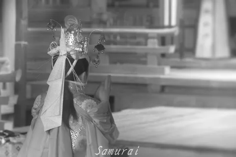 静かな祈りの装い