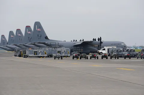 静寂に並ぶ軍用機と機材
