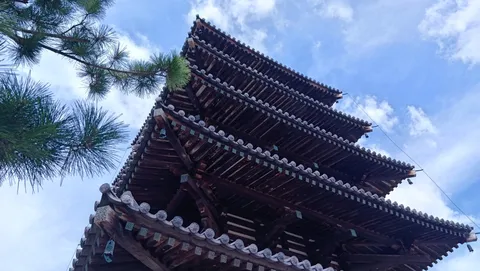 夏空に映える木造五重塔