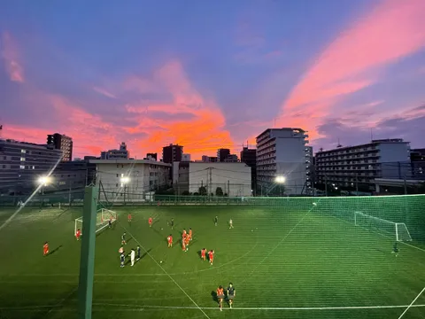 夕焼けに染まるサッカーコート