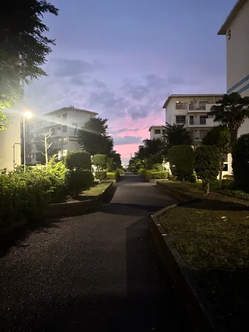 夕暮れの静かな通路