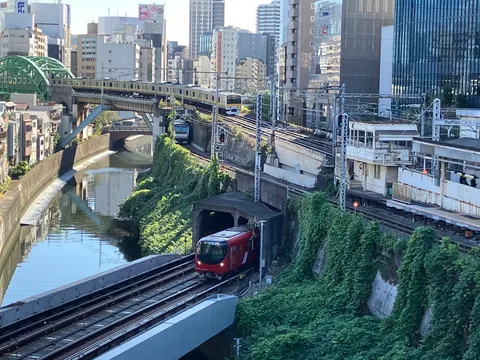 水辺と鉄路の街角
