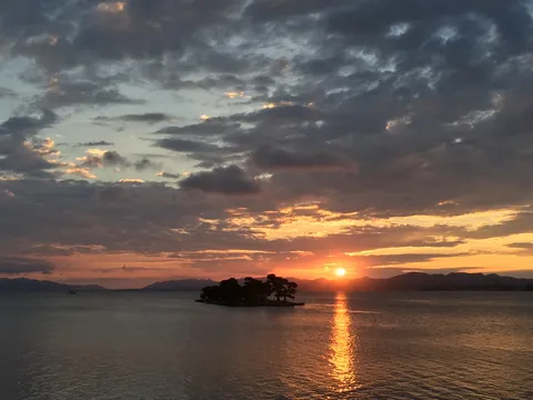 夕焼けに染まる小島と海