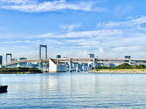 青空と水面に映える都会の架け橋