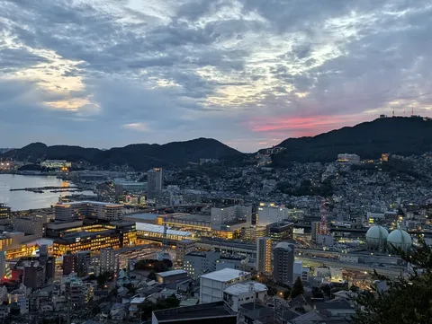 薄明の港町、光と影の交差