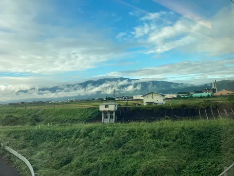 雲間から覗く山と里